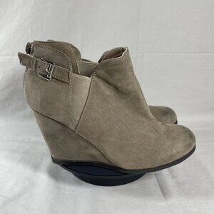 Maurices‎ Women's Taupe Grey Wedge Back Zip Ankle Boots Shoe Size 9.5